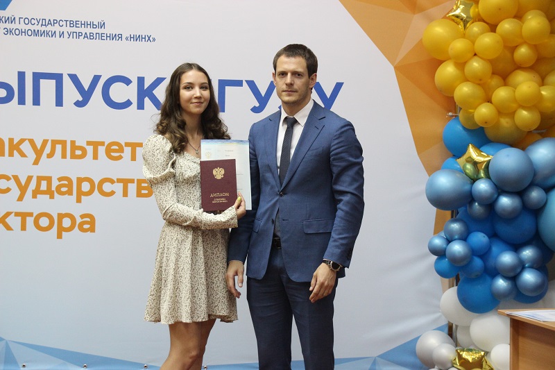 Выпускники-отличники НГУЭУ получили дипломы из рук первых лиц Новосибирской области  
