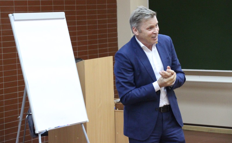 Научный руководитель бизнес-школы «Сколково» Андрей Волков посетил НГУЭУ