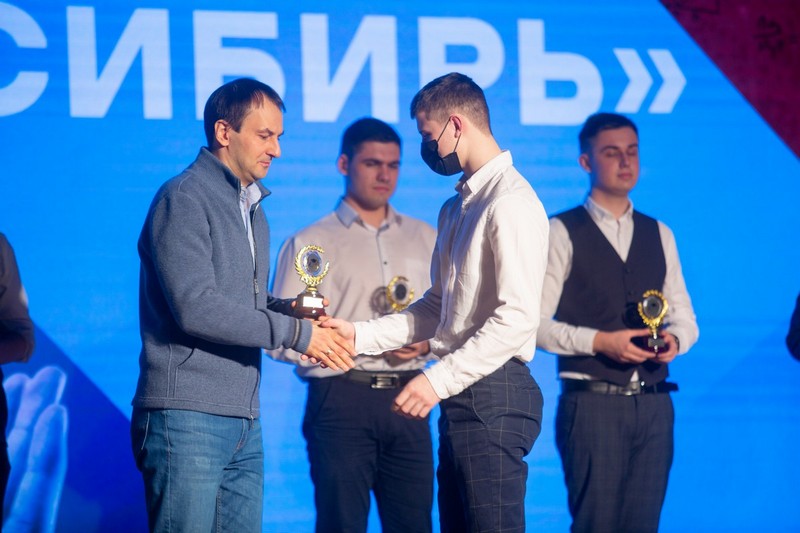 Заведующий кафедрой НГУЭУ наградил победителей и призеров городской конференции школьников
