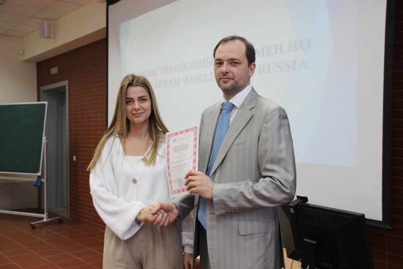 Первые Сертификаты признания СПКФР вручили выпускникам НГУЭУ