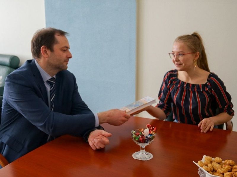 Студентка НГУЭУ вручила ректору Павлу Новгородову книгу своих родителей об управлении предприятием