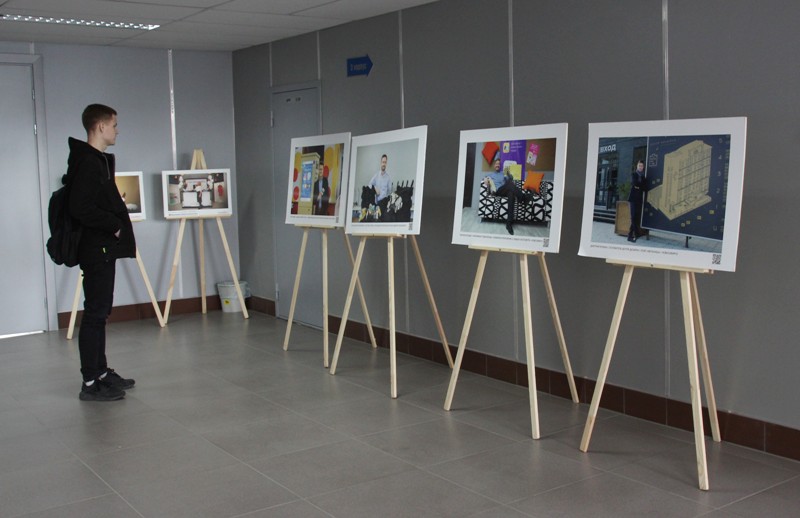 В НГУЭУ открылась выставка «Бизнес в объективе»