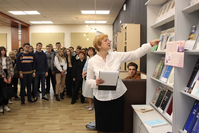 В НГУЭУ организовали книжную выставку «Жизнь, отданная науке» памяти Дмитрия Серова